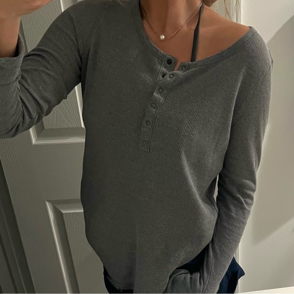 GRAY LONG SLEEVE BUTTON UP TSHIRT
